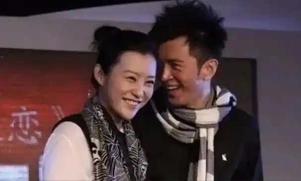 回顾郝蕾两婚两离带着双胞胎儿子生活43岁才学会跟父亲和解