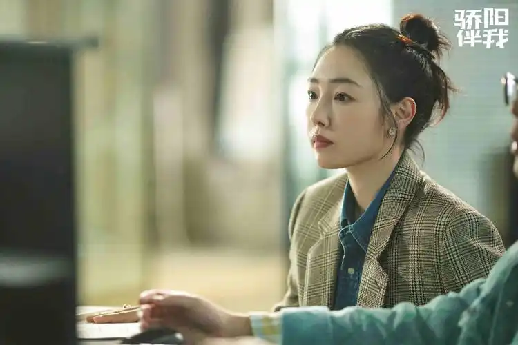 白百何的衣服配色很丰富,牛仔衬衫加格子西装外套的穿搭让人很喜欢.