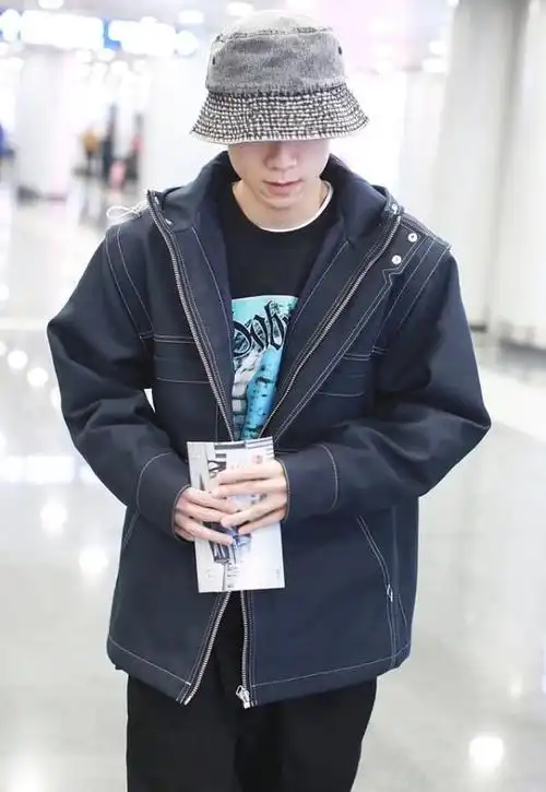 张一山穿休闲装走机场衣服太大不太合身戴渔夫帽遮脸好低调