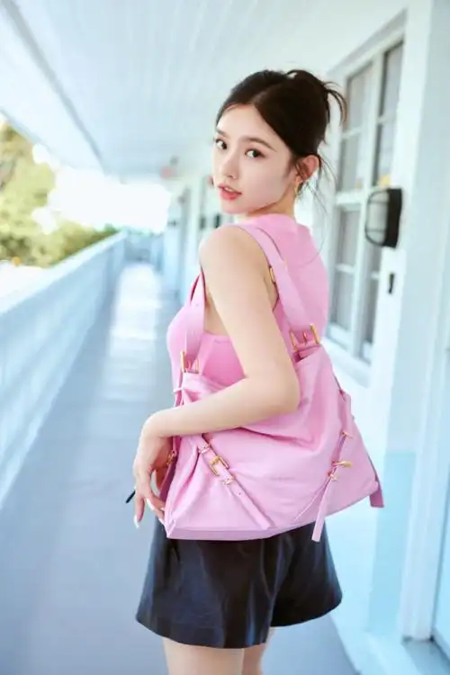 林允穿粉衣短裤长腿纤细吸睛青春靓丽显娇俏