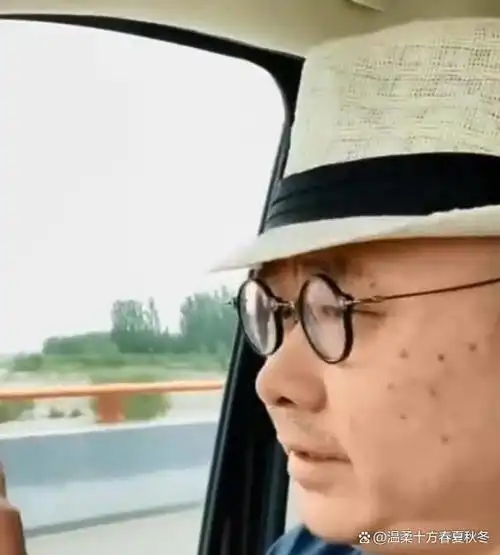 歌手刀郎近照罕曝光胡子拉碴双下巴突出脸上老年斑太扎眼