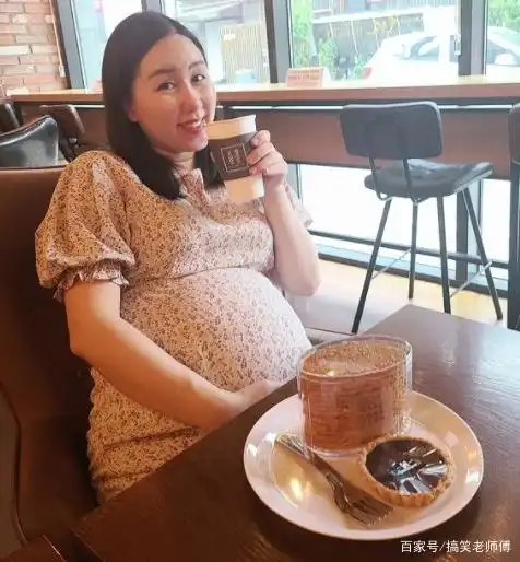 女星怀三胞胎体重飙100公斤,挺着巨肚坐轮椅:痛到起不来