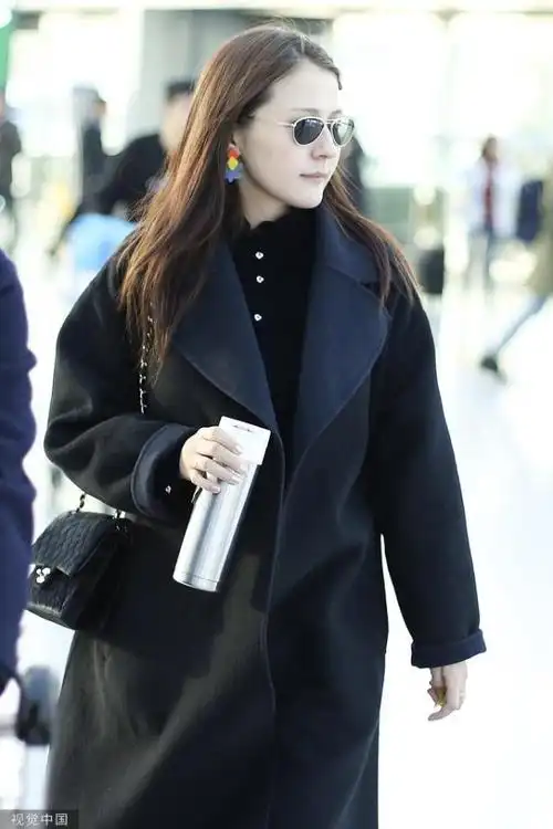 2019年11月26日,北京,热依扎现身机场.