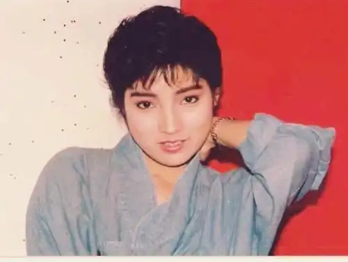 戚美珍的多身装扮,现在看也不过时,时尚时尚最时尚