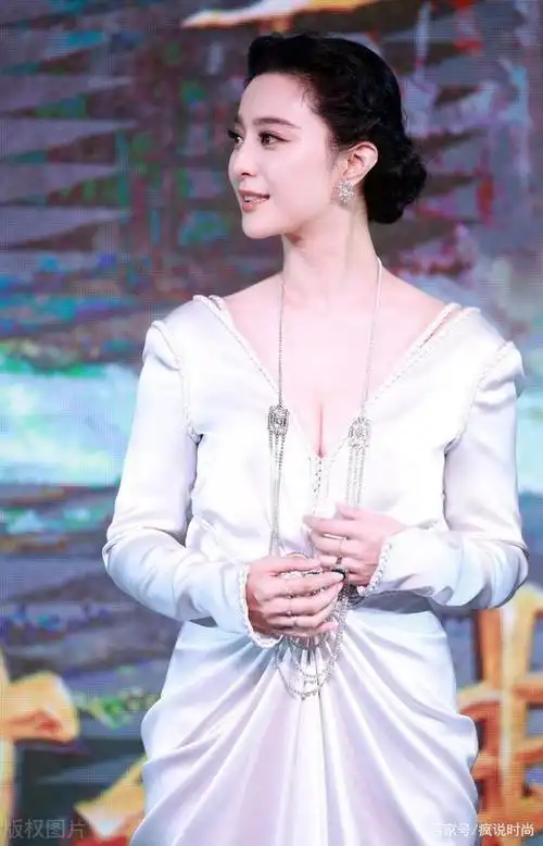 范冰冰也胖了?穿白色露背礼裙勒出赘肉,真是不太美