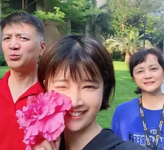 演员奚望:在继父刘之冰支持下离婚后,带着女儿的她,现在怎样了_茹萍