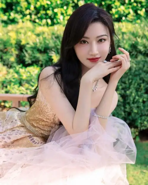 景甜薄纱几何镂空长裙##时尚芭莎慈善晚宴