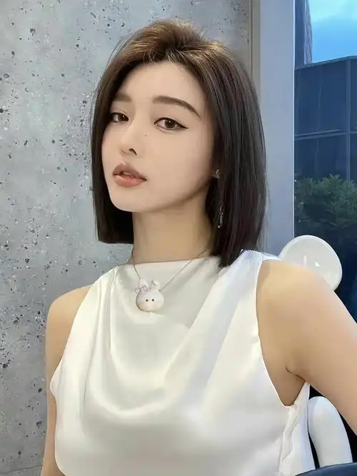 短发女生的时尚秘诀:"一刀切"发型打造清爽干练形象