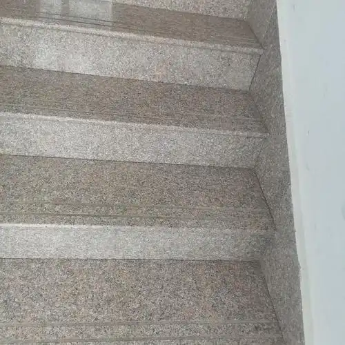 玖磊石材五莲红楼梯踏步板大理石楼梯踏步板光面加工定制厂家