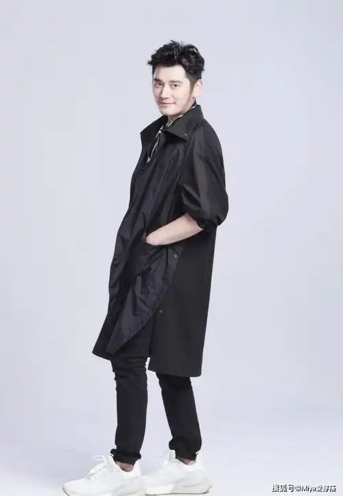 钱枫胖成"油腻大叔"?穿宽松黑裤低调现身,手拿帽子挡住肥肿脸