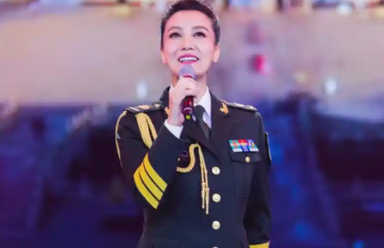 回顾谭晶感恩父母的付出成名后给爸妈补办婚礼37岁为爱生女