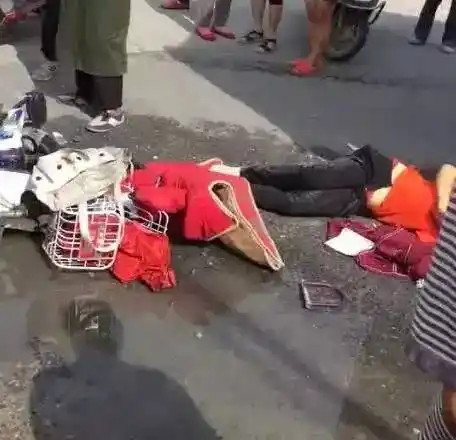 【视频】盐城一女子惨遭工程车压头…(现场太xue腥)