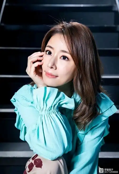 44岁的林心如也太会穿了吧身穿蓝色衬衫配休闲裤轻松嫩回18岁