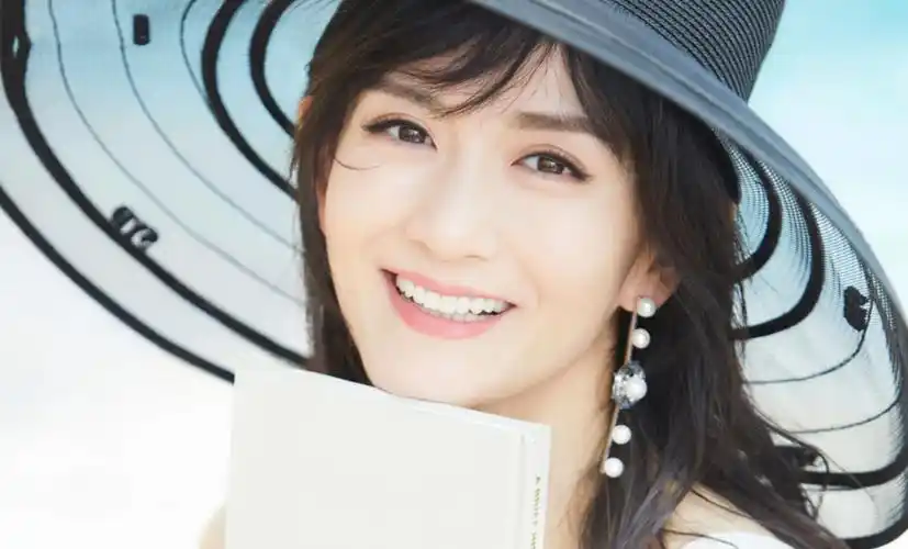 谢娜《乘风破浪》主持人海报发布,黑西装配高马尾,酷飒十足