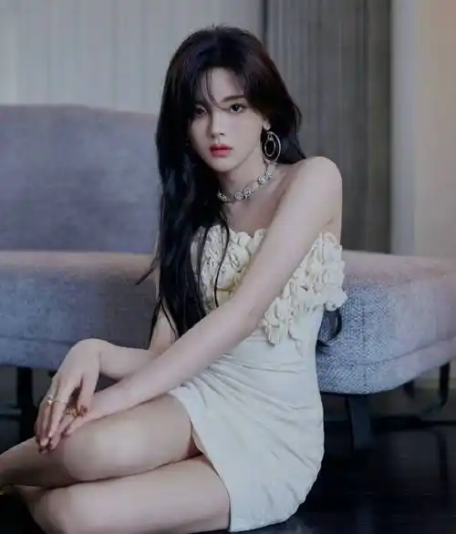 杨超越穿抹胸白裙大秀香肩!肤白貌美大长腿太性感撩人 - 191fun排行网