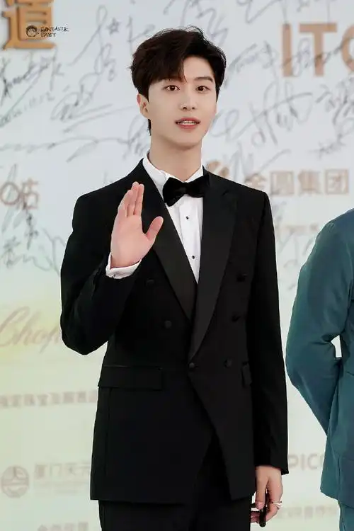 范丞丞金鸡奖闭幕式黑色西装造型