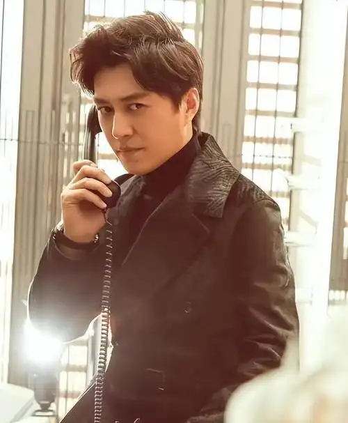 演员靳东参加两会引全网热议,身份显赫备受瞩目!