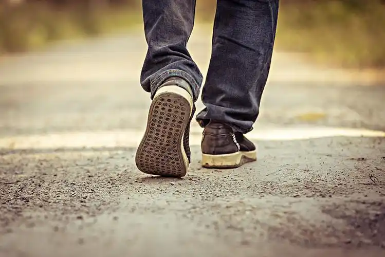 一个人在路上行走