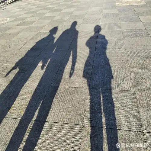分享一个你觉得很幸福的瞬间# 拍张一家三口得影子,才发现孩子已经