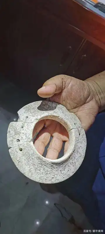 在骆越文化藏品展上谢寿球向观众们一一介绍了这次展出的骆越古玉璋