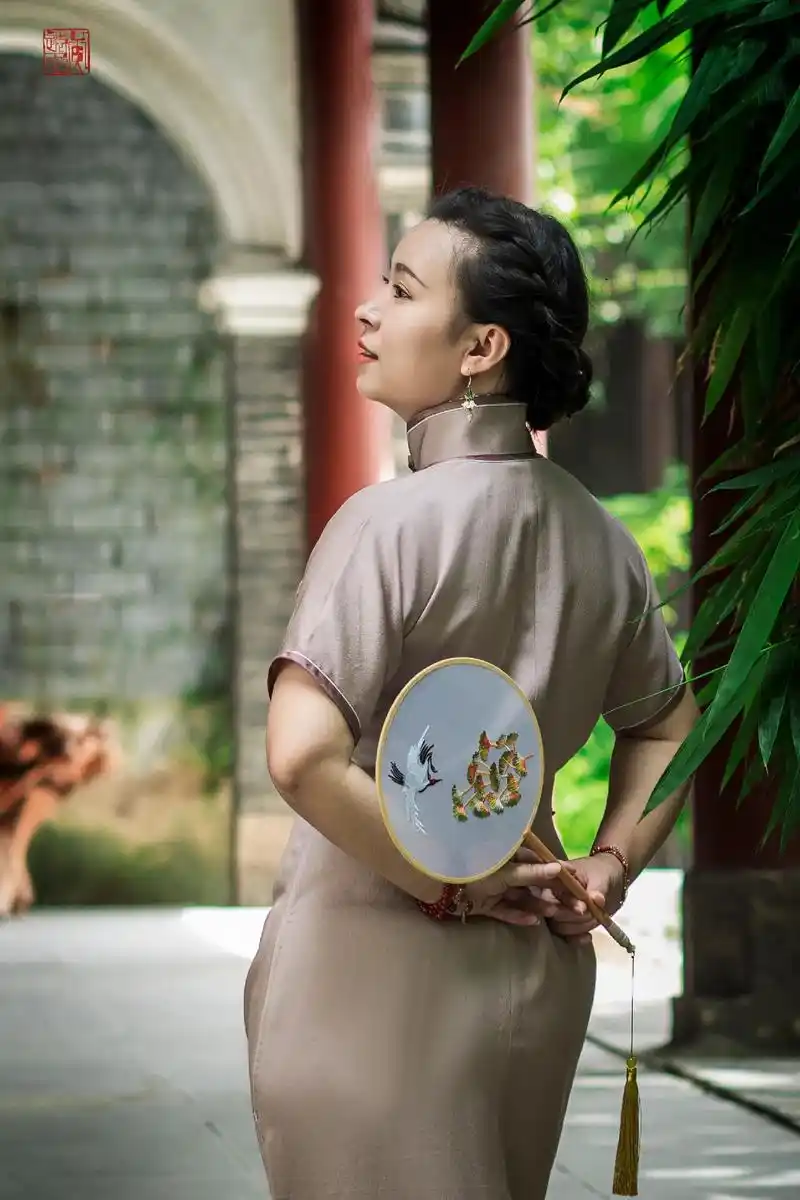 邻居旗袍美#爱生活爱拍照 #人像摄影 #旗袍秀#照片里的时光 - 抖音