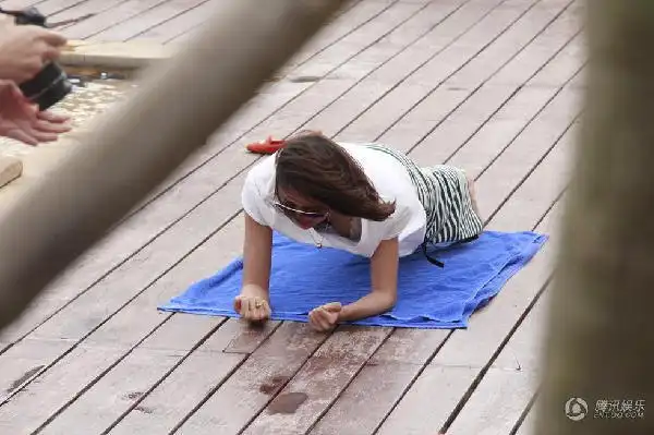 网友三亚偶遇张歆艺 海边瑜伽酥胸走光