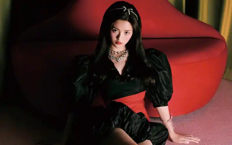 杨超越法式甜心高清桌面壁纸