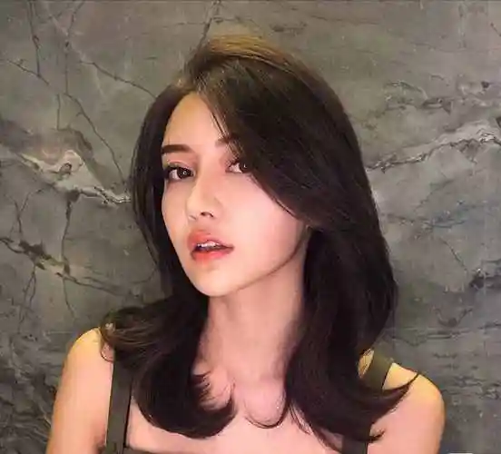 这种款式的刘海一般都是四六分的,长度比较长,刘海比较多的那一边头发