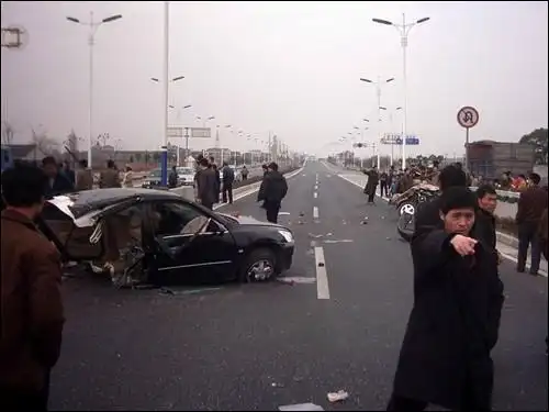 车身断裂致命 雅阁"婚礼门"事件调查