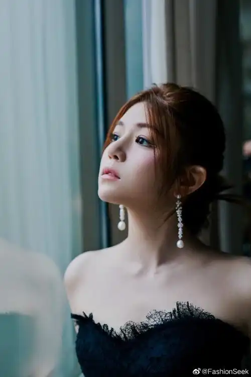 陈妍希@陳妍希michelle身着curiel蔻蕊高定黑天鹅礼服裙出席博物馆