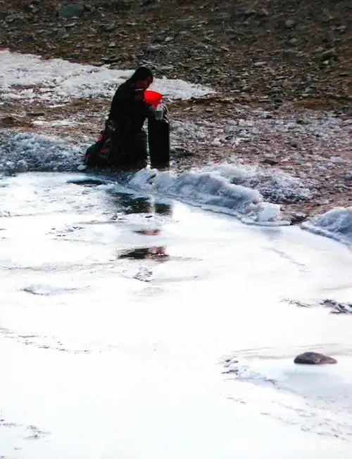 甘肃会宁甘沟驿,古墙上还保留一座老亭