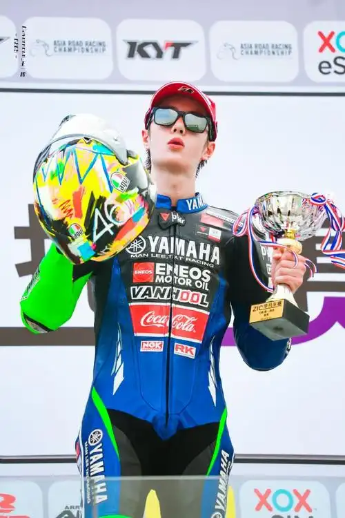 王一博自己骑着摩托上山