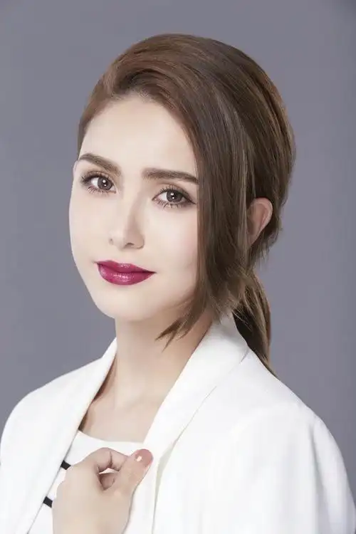 昆凌成为雅诗兰黛2016唇彩系列的代言人.(图/品牌提供)