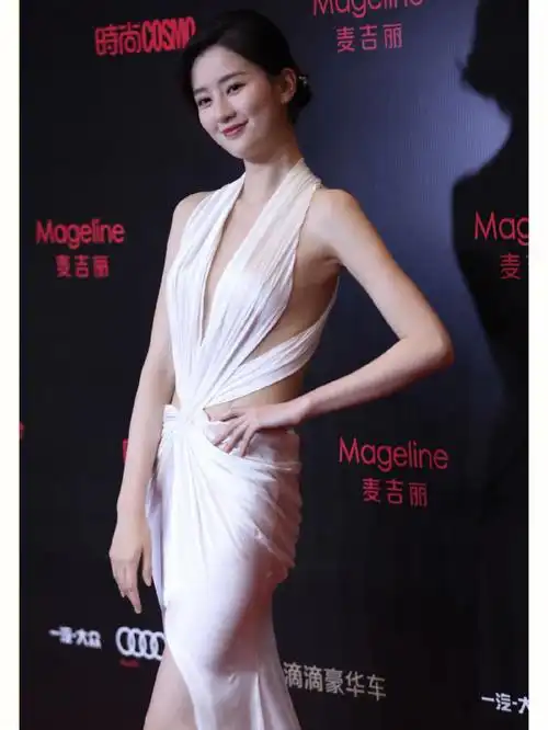 乔欣活动深v礼服