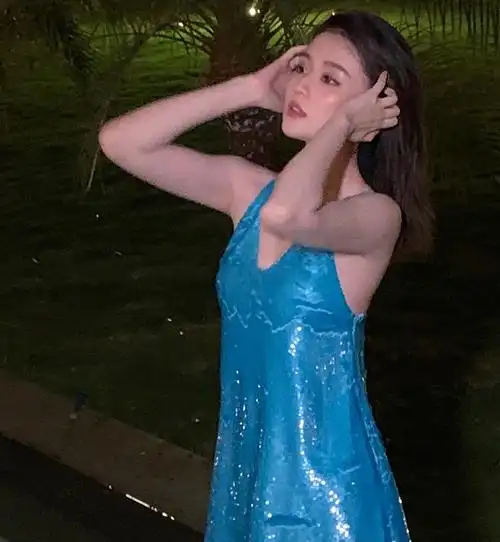 乔欣蓝色v领连衣裙甜美写真,清新淡雅,俏丽动人!__财经头条