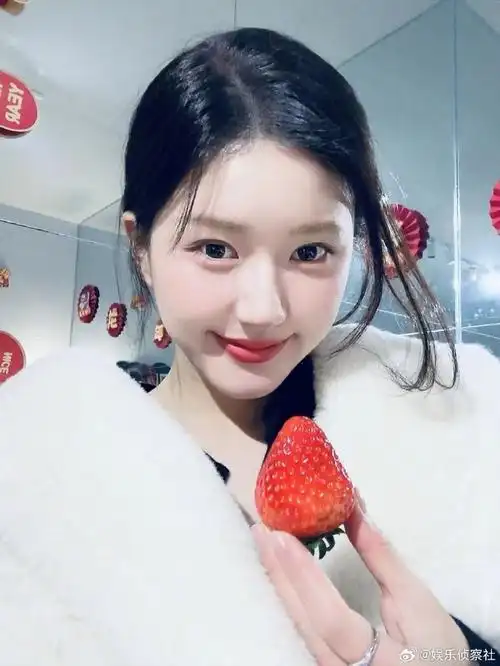 谁说不是,赵露思真的是从小美到大,这样的颜值,这样的可爱度谁能不