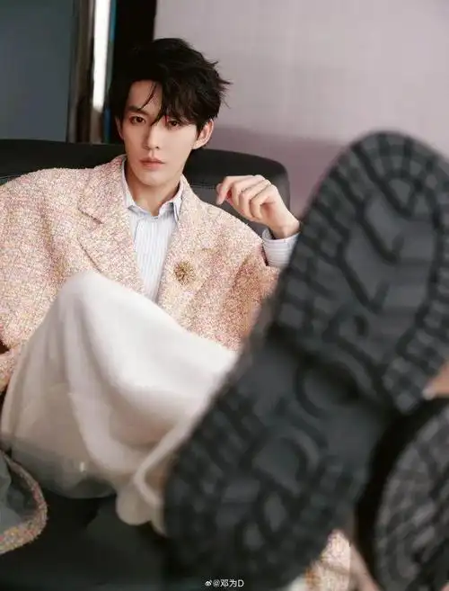图片来源于:@邓为d邓为的粉色系穿搭更打动人心精致的脸在粉色大衣