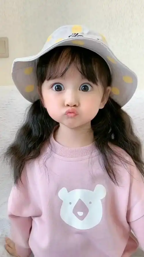 你们也有这么爱嘟嘴巴的女儿吗?可爱的我都受不了了