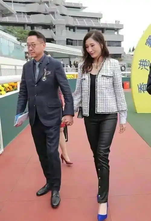 结婚15年,两人感情依然甜蜜,徐镇亨虽然体重增加了一点,但精神饱满.