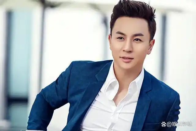 隐形富豪释小龙晒近况,手拿雪茄打高尔夫,侧颜棱角分明帅气十足