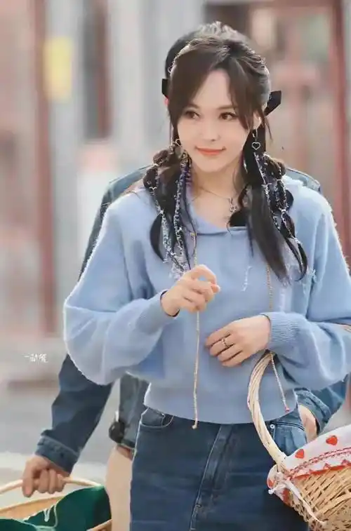 唐嫣真是越活越年轻"学生装"造型 太美了_生活_价格_蓝色