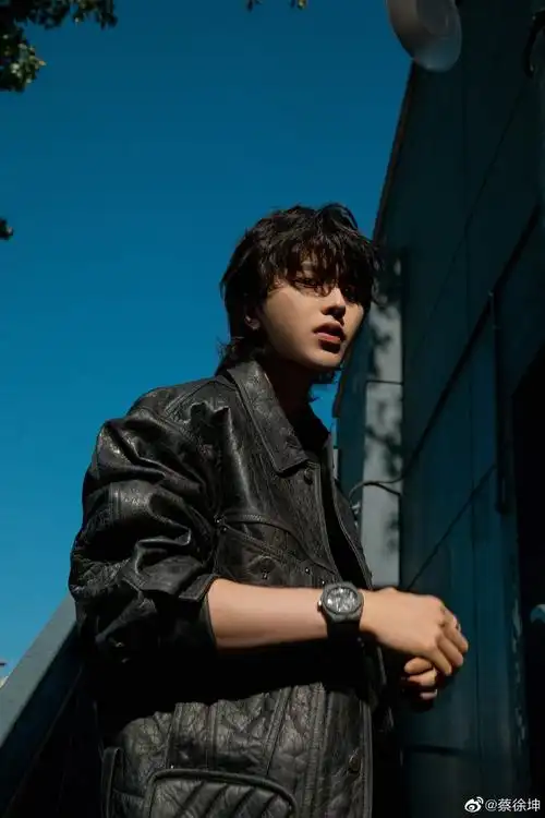 蔡徐坤秋日机车大片随性文艺尽显自由不羁型格