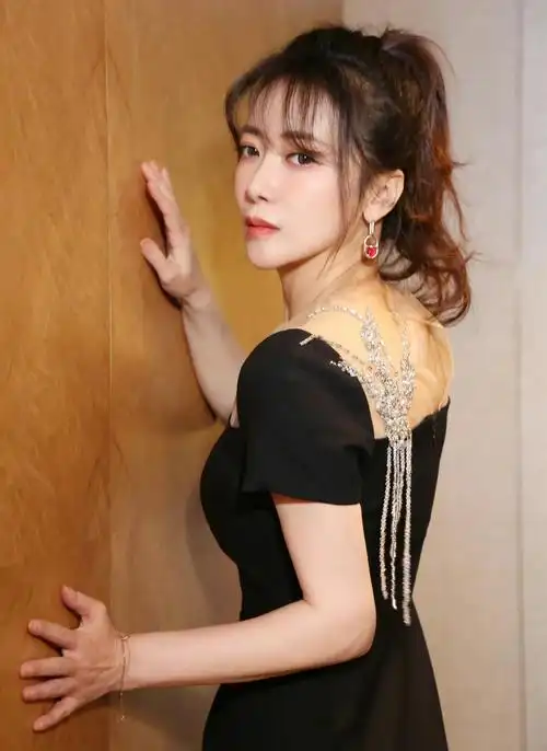 精致优雅的陈紫函温婉秀雅美丽动人的写真照