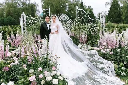 结婚一周年晒夫妻合照 两人卖萌秀恩爱