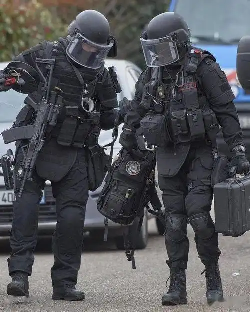 法国raid图集黑衣黑甲黑盔黑盾绝对够酷