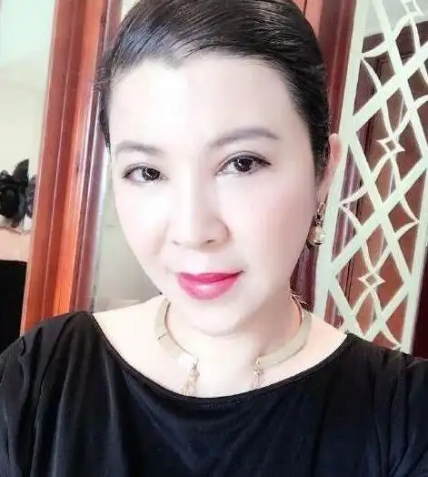 她是歌坛天后爱上老外被骗3000万如今嫁小13岁丈夫相爱13年