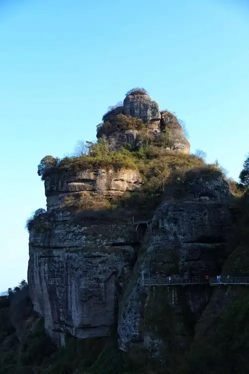 绝壁万丈,横空屹立,怪石嶙峋,千姿百态,令人叹为观止的奇特山峰