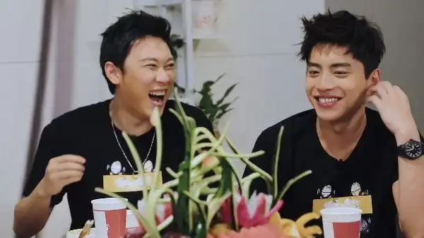 魏大勋首次请王大陆吃饭,抠门人设不倒,节目组帮忙买单戳中笑点_网易