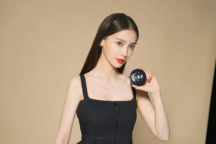 杨颖七夕写真演绎红黑经典搭 黑发顺直红唇欲滴惊艳时髦