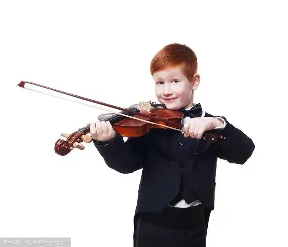 可爱的红发男孩拉小提琴孤立在白色的背景